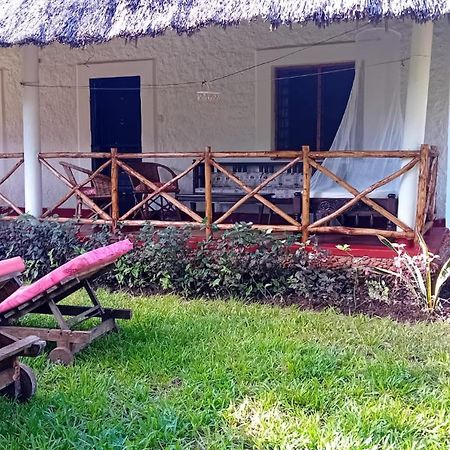 Les Datchi Cottages Diani Beach Exteriör bild